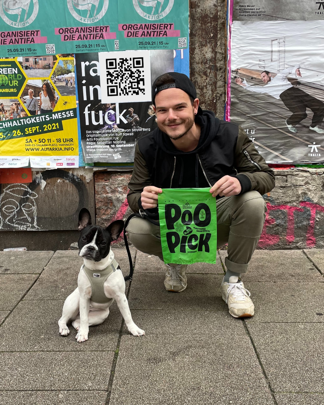 #IAMPLASTICFREE Shopping Bag Hundekotbeutel Kooperation Poo Pick Daniel Knoeppel hält Tüte in Kamera mit Hund neben ihm