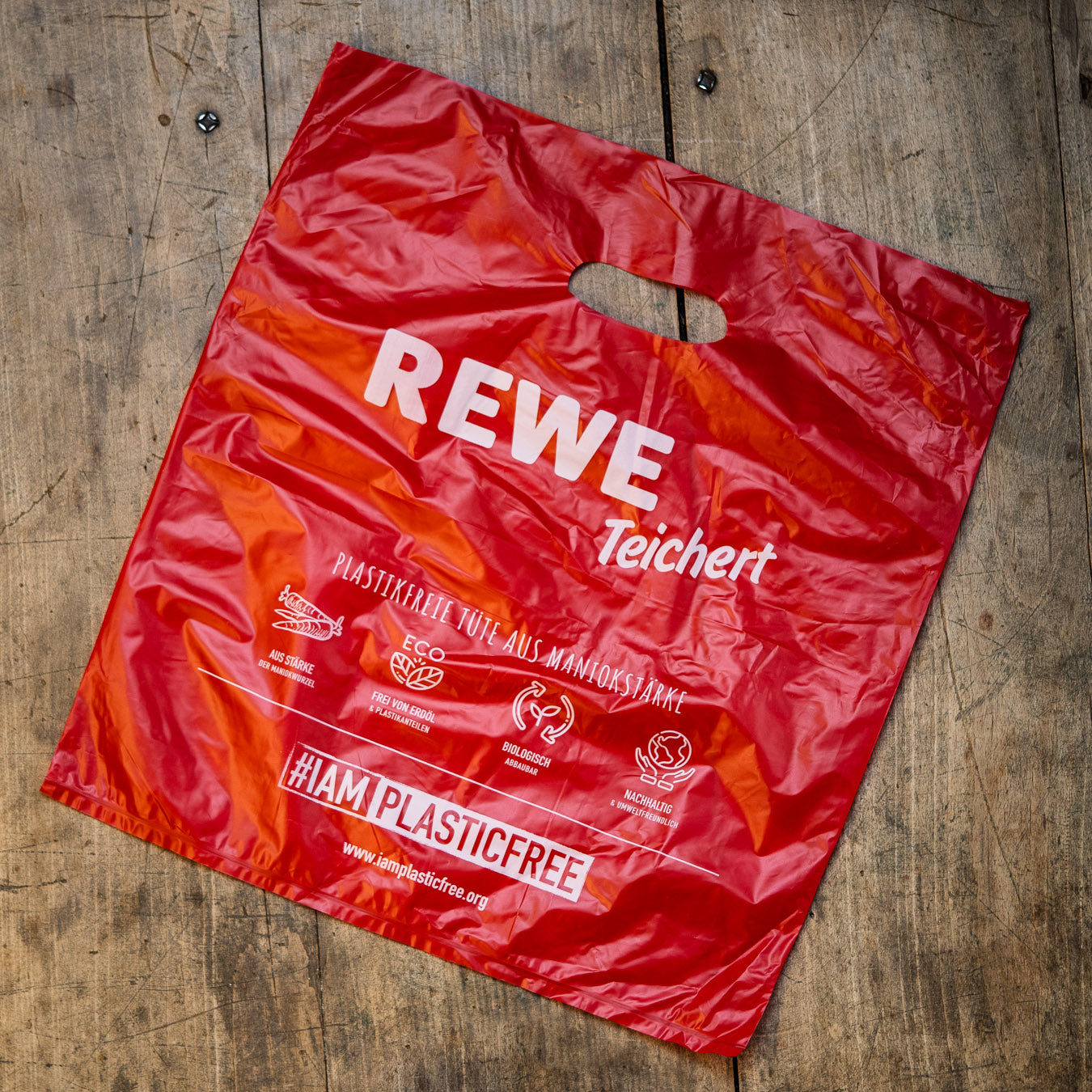 #IAMPLASTICFREE Shopping Bag Einkaufstüte Kooperation mit REWE Teichert auf Tisch liegend