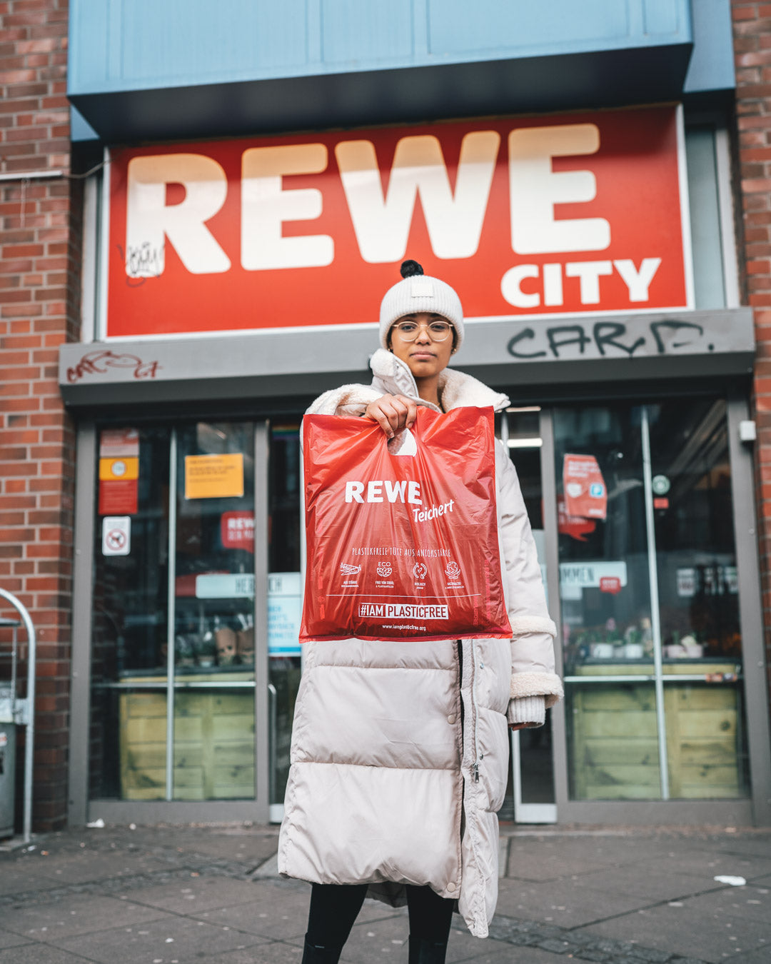 #IAMPLASTICFREE Shopping Bag Einkaufstüte Kooperation mit REWE Teichert vor REWE Markt gezeigt