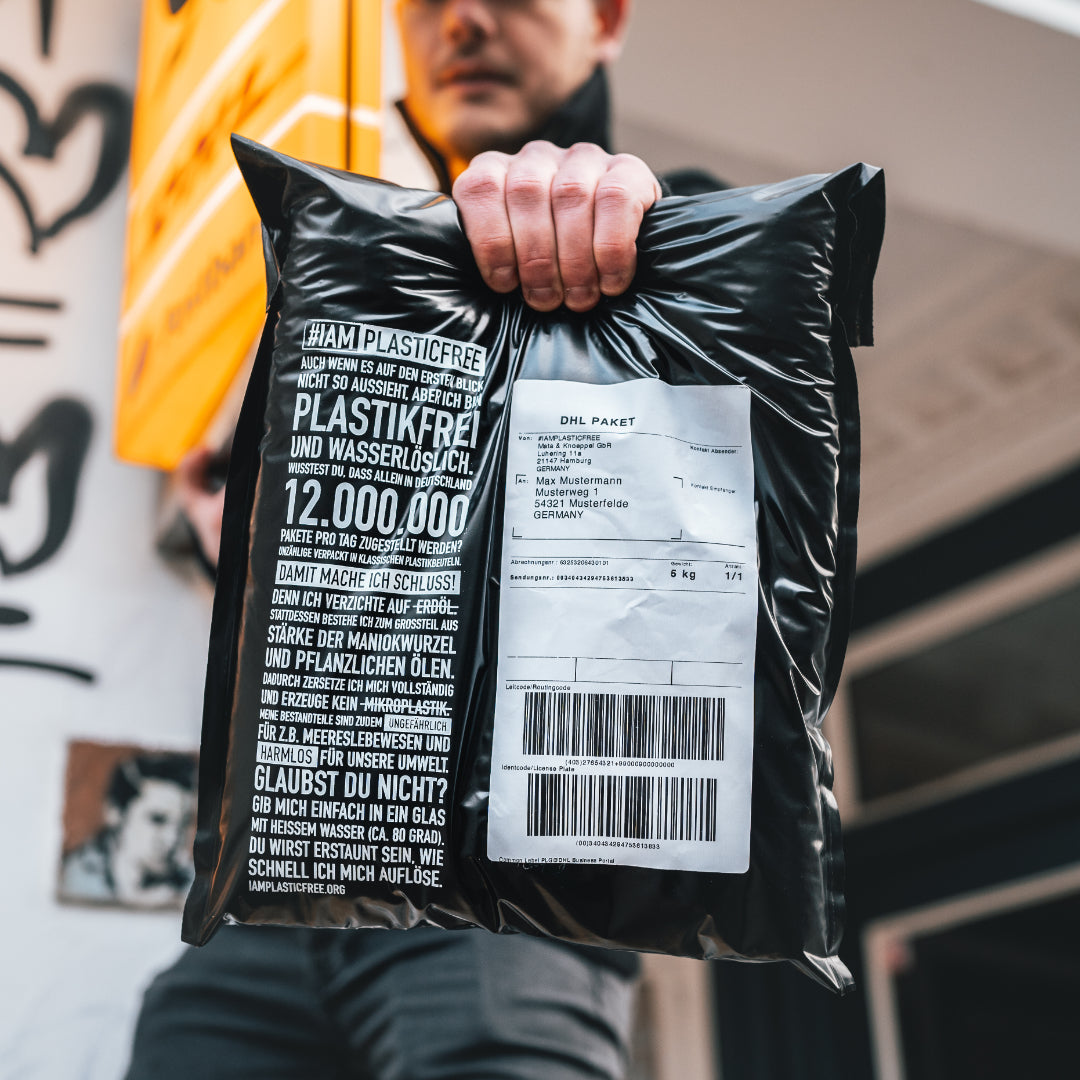 #IAMPLASTICFREE Mailer Versandbeutel in Kamera gehalten mit Aufdruck vorne