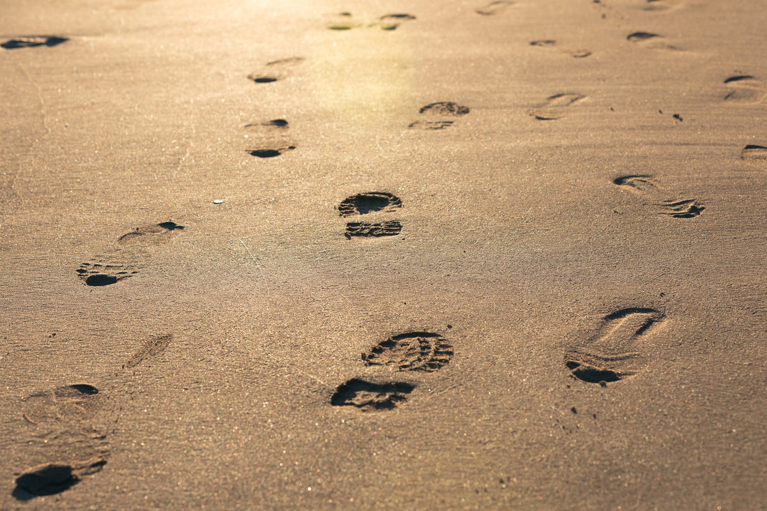 Fußabdrücke in Sand