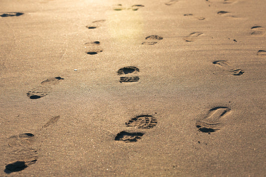 Fußabdrücke in Sand