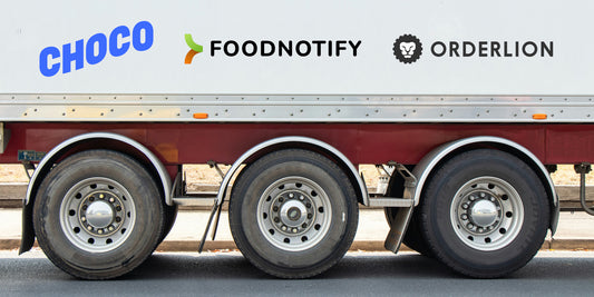 Symbolbild eines LKWs mit den Logos von Choco, Foodnotify und Orderlion