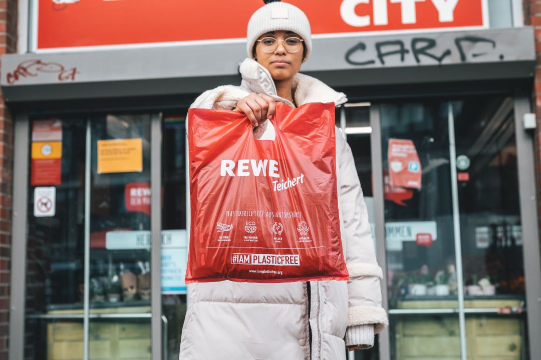#IAMPLASTICFREE Shopping Bags Einkaufstüten in Kooperation mit REWE Teichert ins Bild gehalten vor REWE Markt